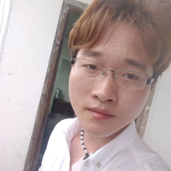 好奇的皮卡丘的照片