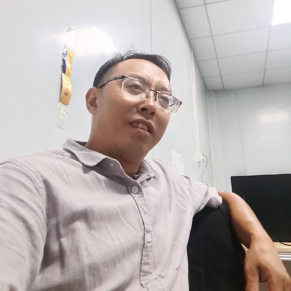 生在岸上的泥鳅的照片