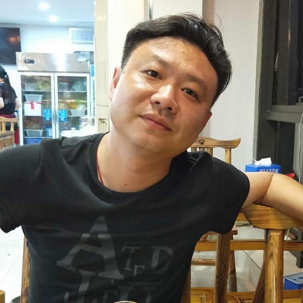 爱喝矿泉水的照片
