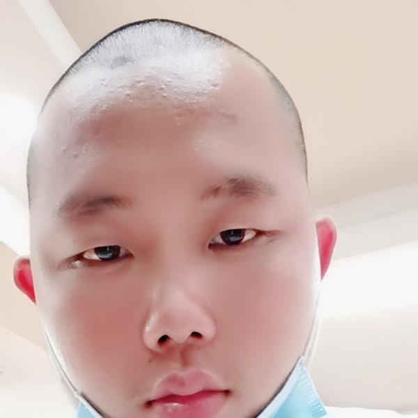 默默漫步路灯的照片