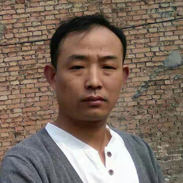 花瓣拿一个人的照片