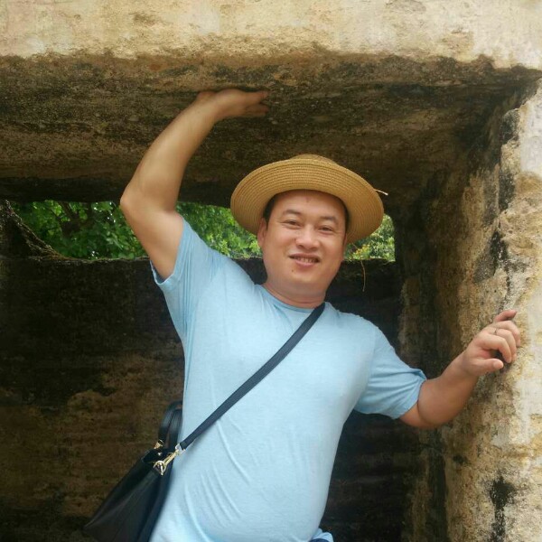 康乃馨拿忧心的照片