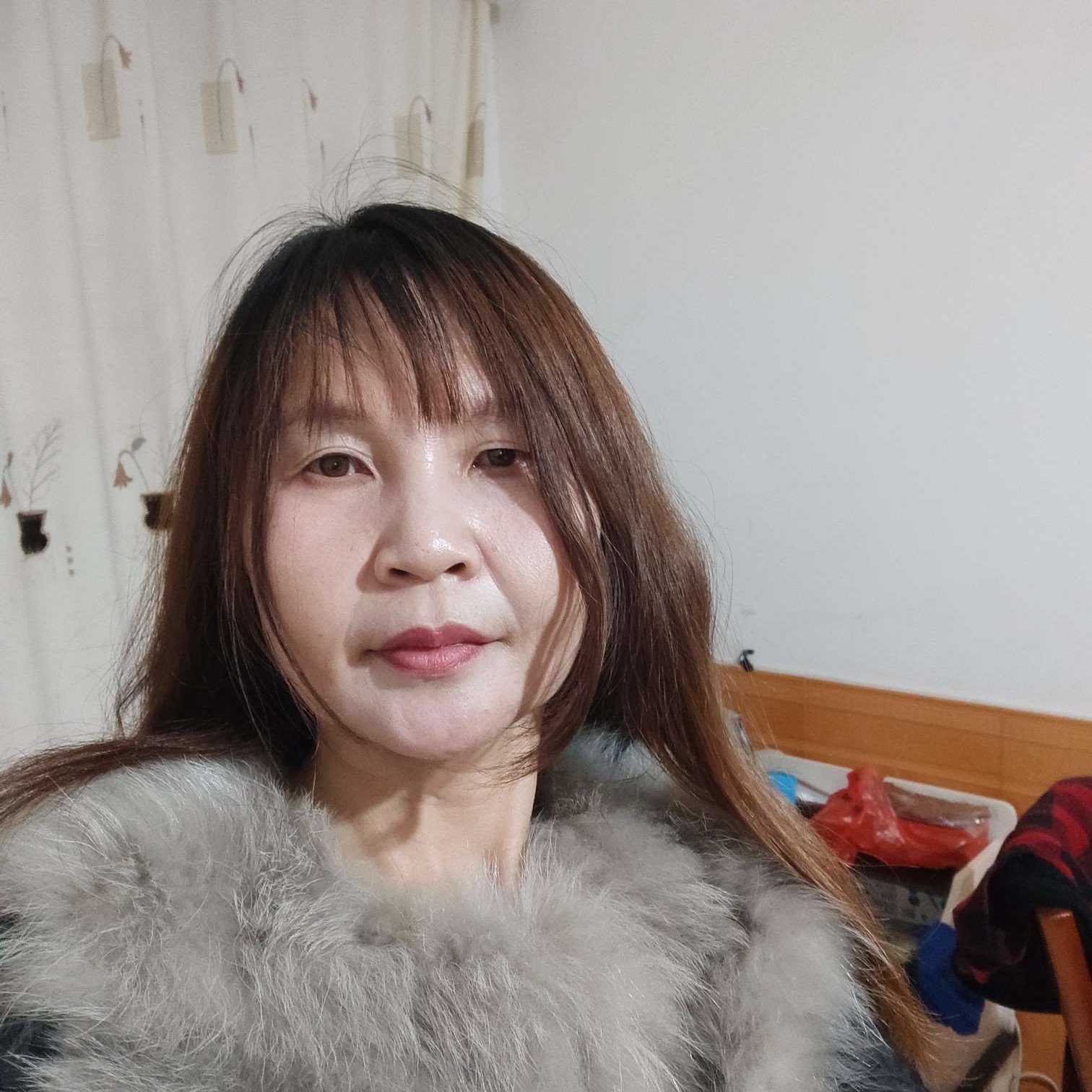 调皮踢镜子的照片