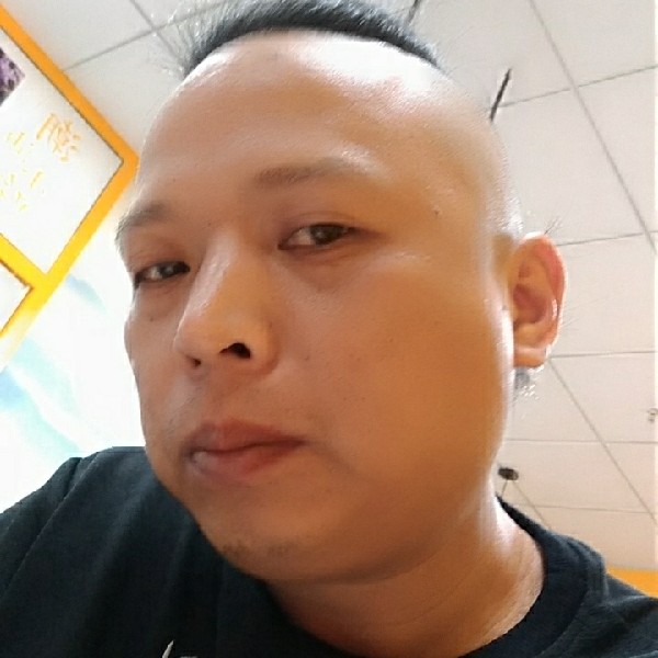 俊秀与蜗牛的照片