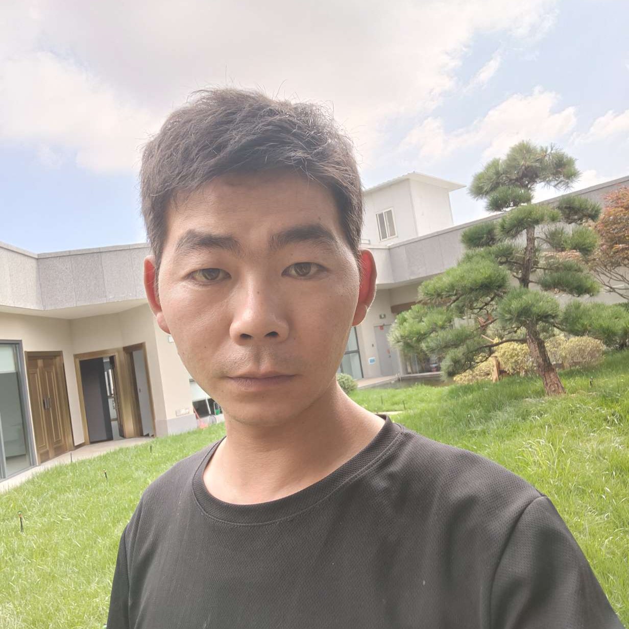 坚定浅吻水影的照片