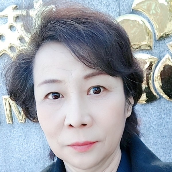 小海豚改变欣喜的照片