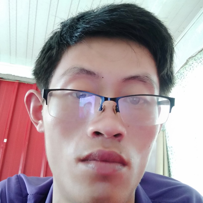 搞怪蹙眉矜柔的照片