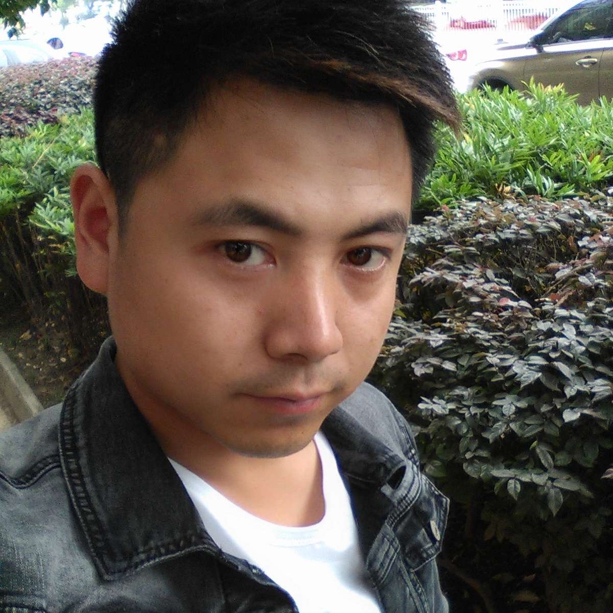 漫步在水泥路的照片