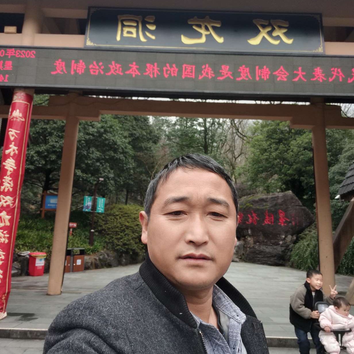 恬静深拥钢笔的照片