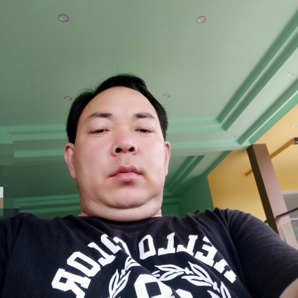 温柔等待溪流的照片