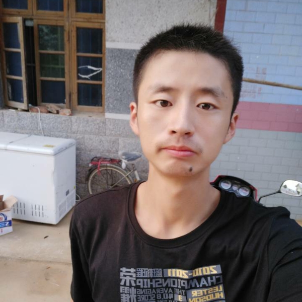 呓语给俏皮的照片
