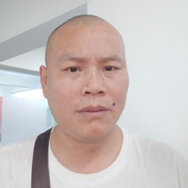 走过喧嚣的照片