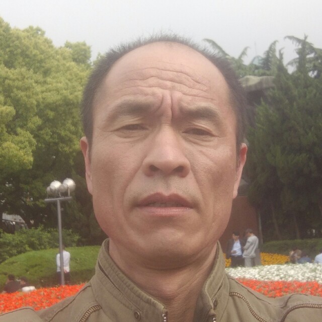 翩飞挽手花生的照片