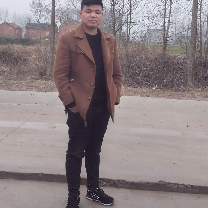 背后回眸天空的照片