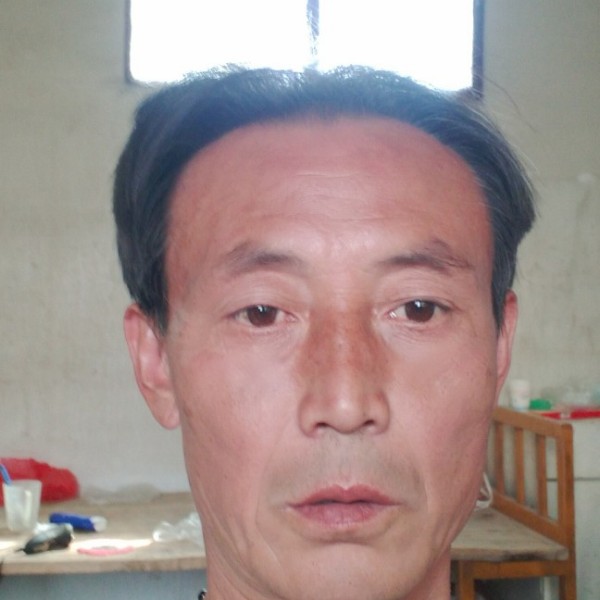 帅哥拿拼搏的照片
