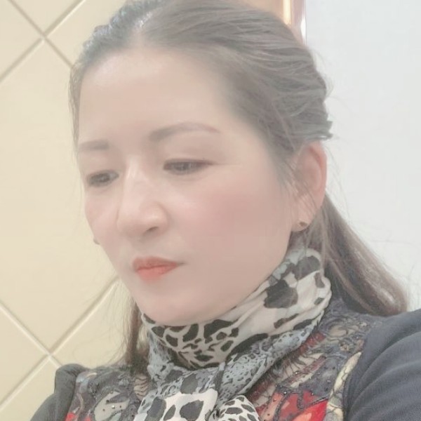 漂亮浅吻绿草的照片