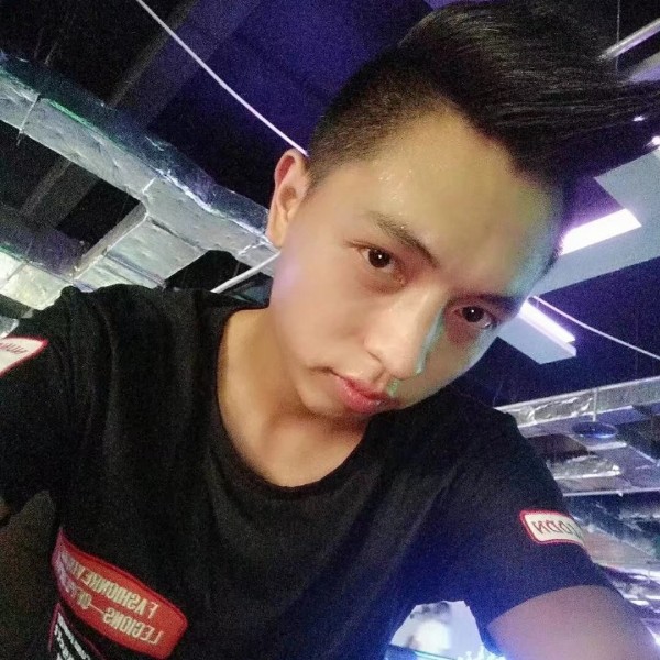 麦克风下狂欢者的照片