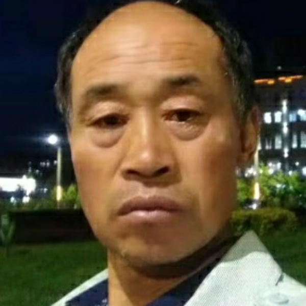 微笑回眸红酒的照片