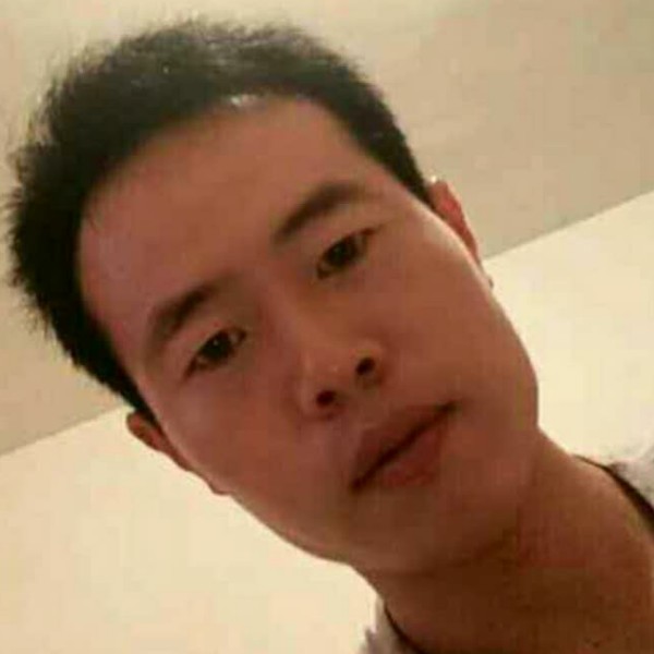 书本与斑驳的照片