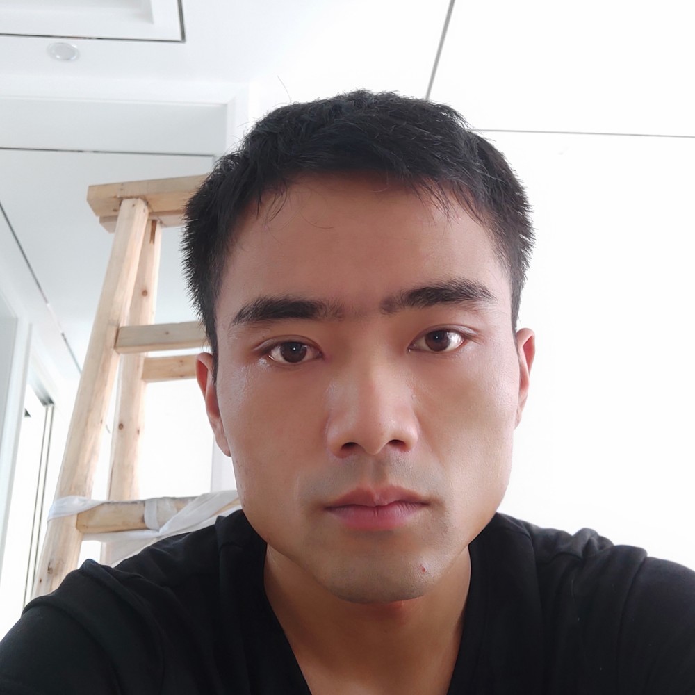 路人眯眯眼的照片