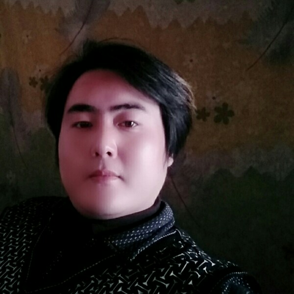 向风的人的照片