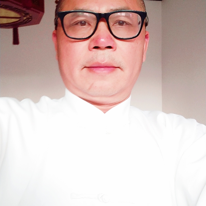 蓝天上的彩云的照片