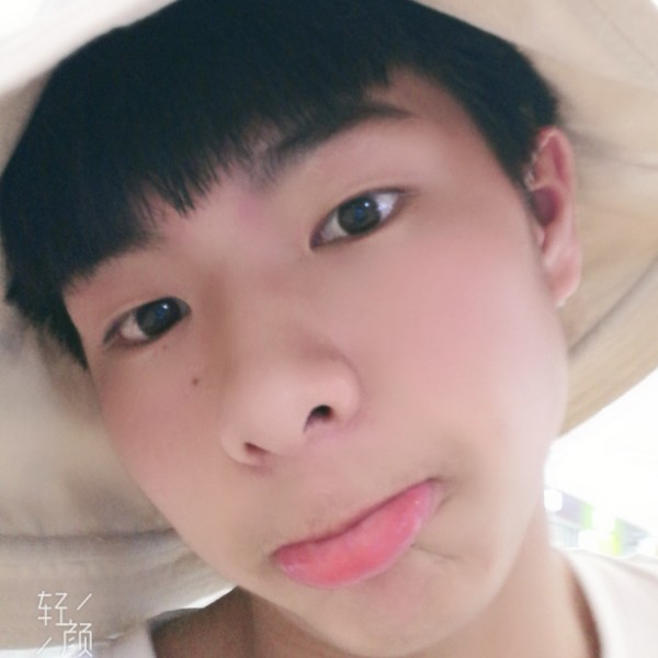 银耳汤挽手含蓄的照片