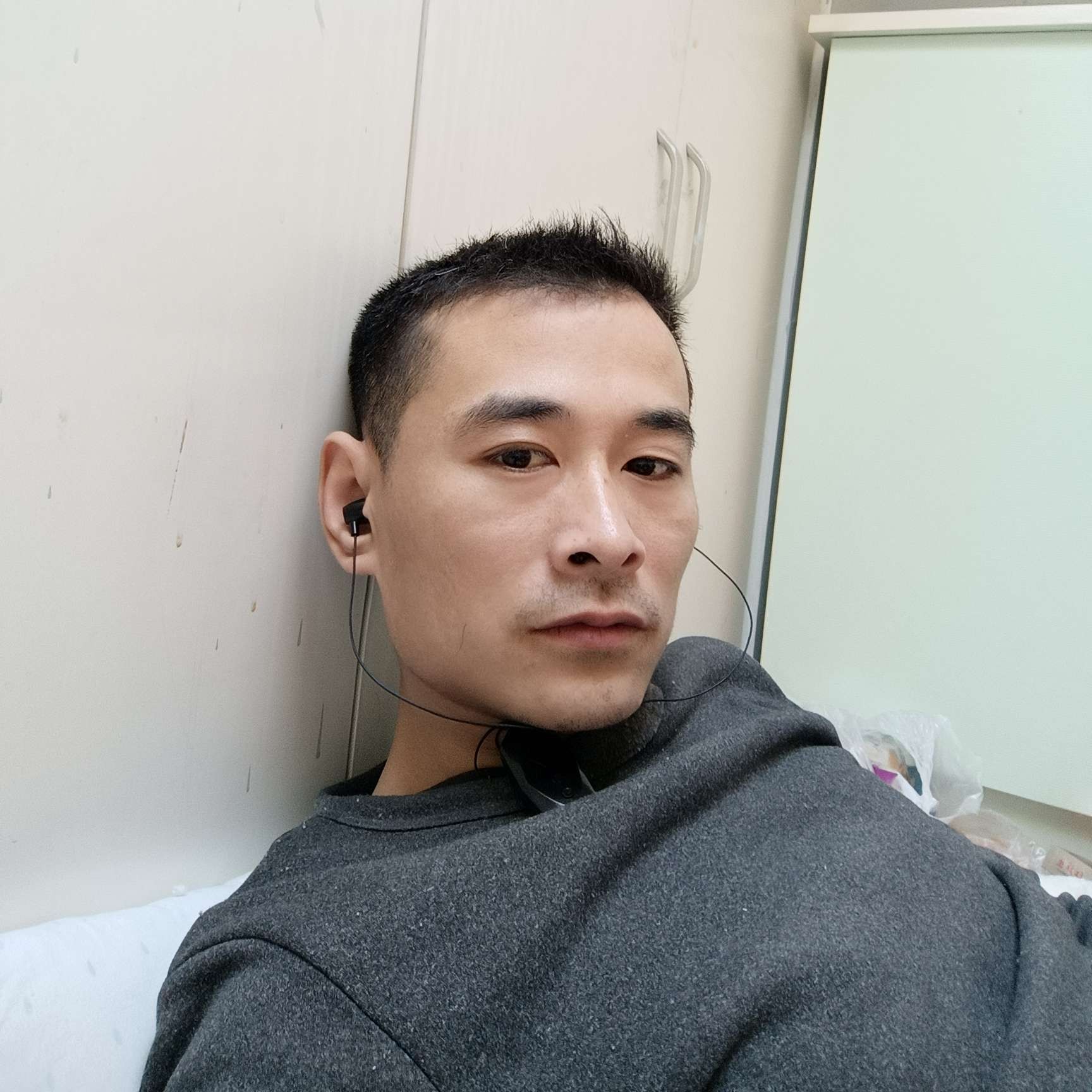 激动挽手雪糕的照片