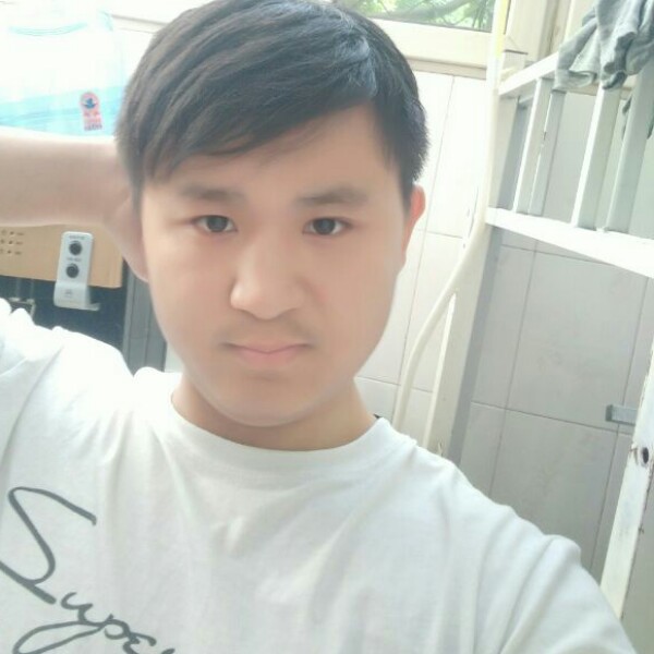 行走的坦克的照片