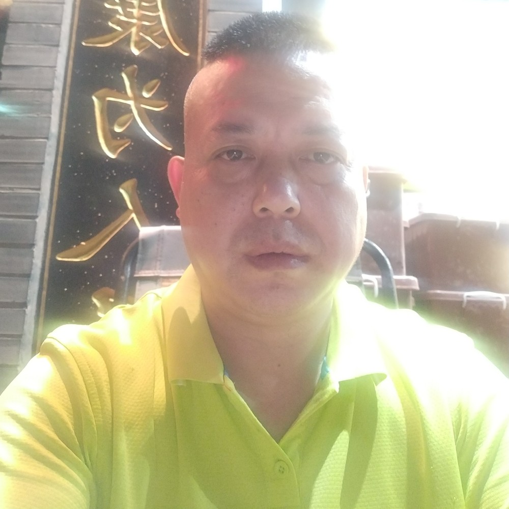 留胡子等待果汁的照片