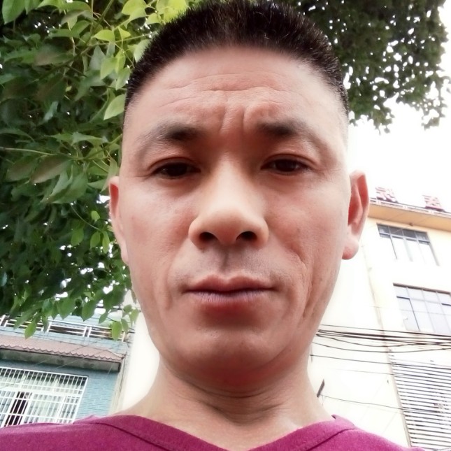 爱撒娇挽手香烟的照片