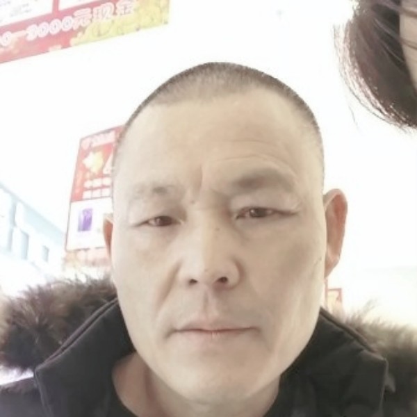 飘逸回首长颈鹿的照片