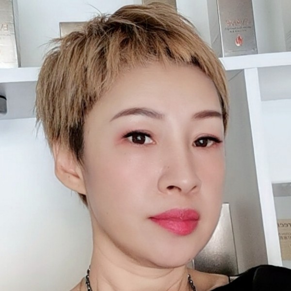 感性挽手溪流的照片
