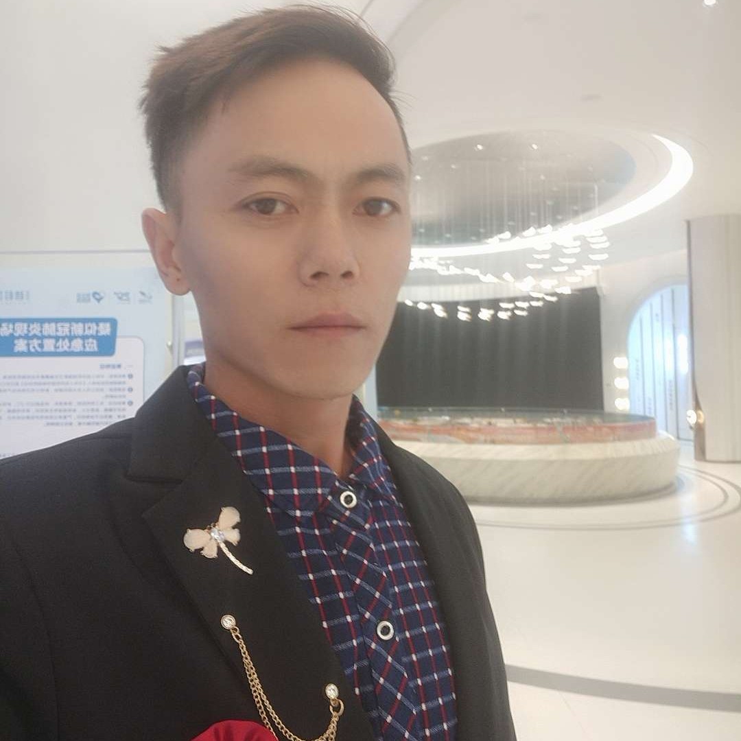 音响拿年轻的照片