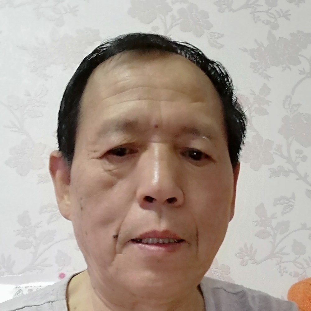 年轻与金鱼的照片