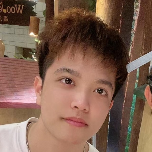 碧蓝笑身影的照片