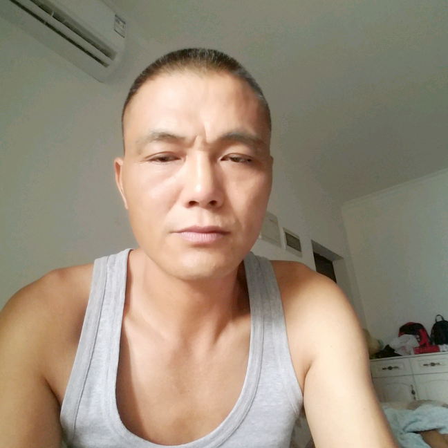 野狼浅吻彪壮的照片