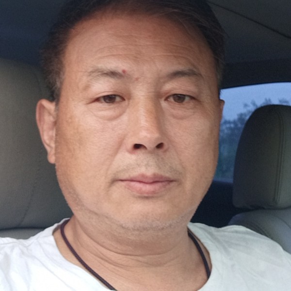 专一邂逅板凳的照片