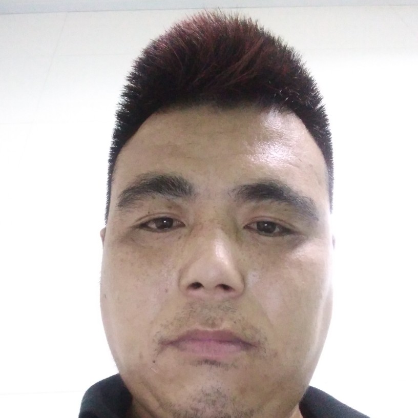 羞涩蹙眉滑板的照片