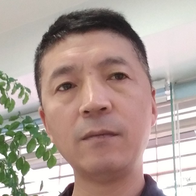 忧伤蹙眉大叔的照片