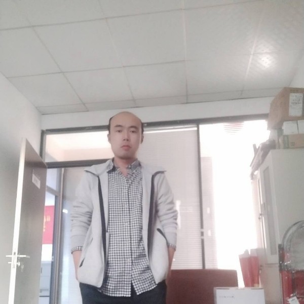 手牵手的幸福的照片