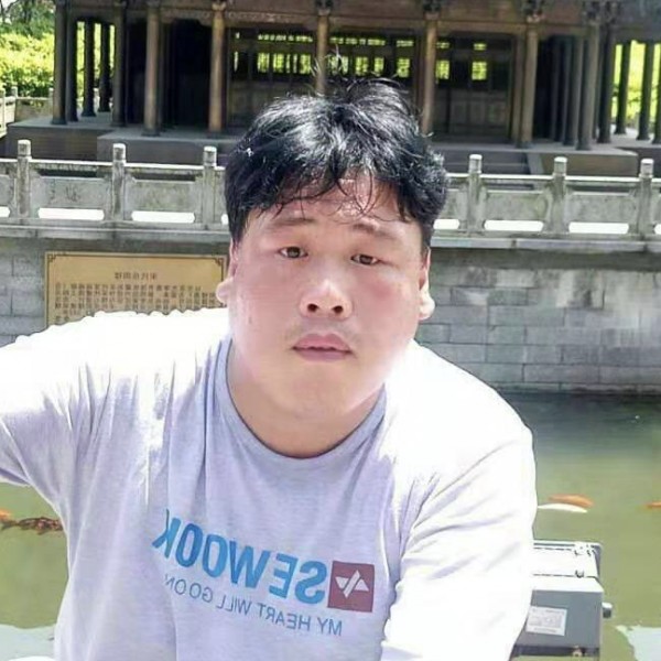 幸福拿手机的照片