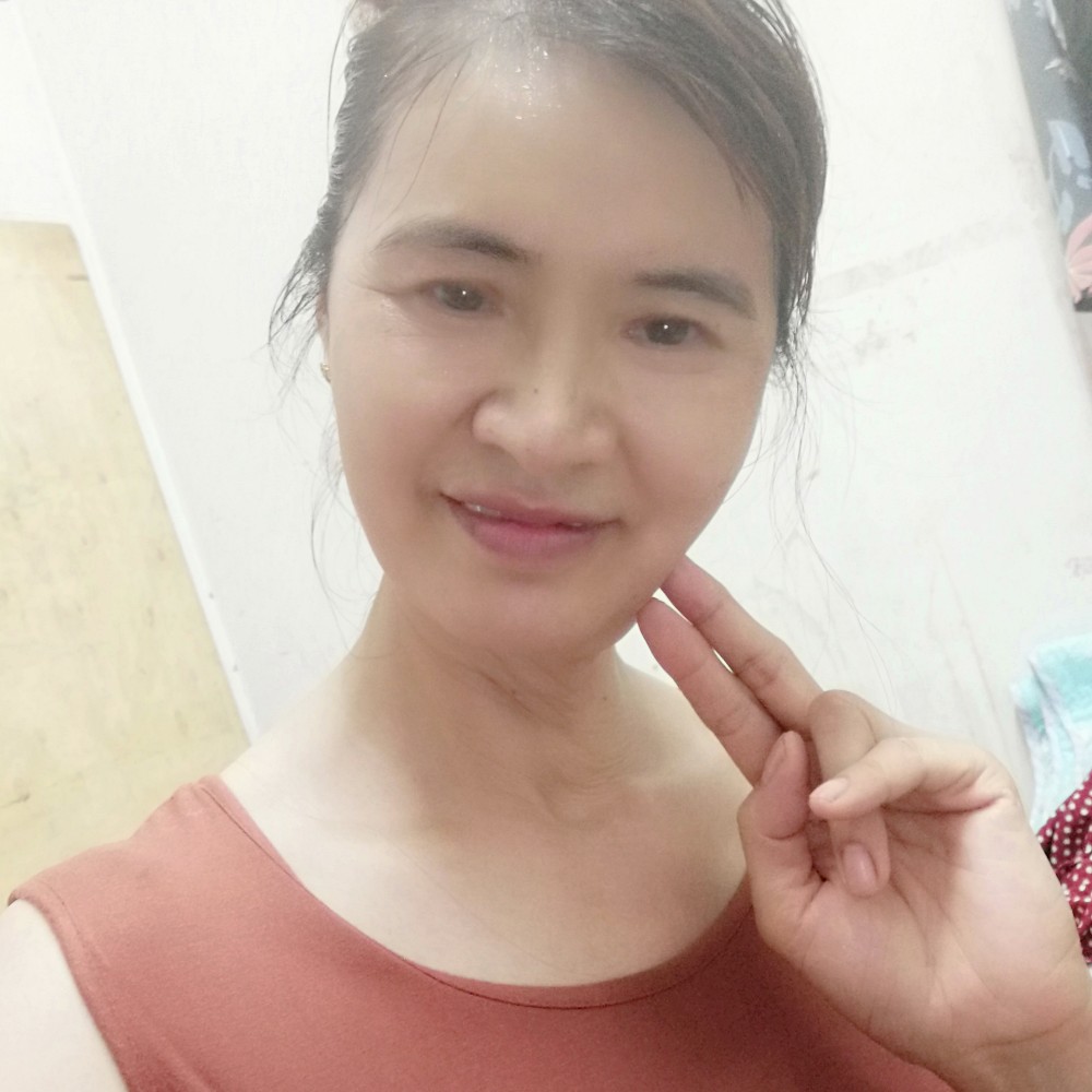大叔浅吻甜美的照片