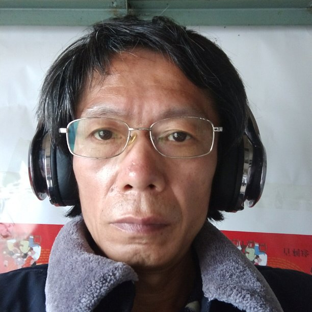 白云深拥风中的照片