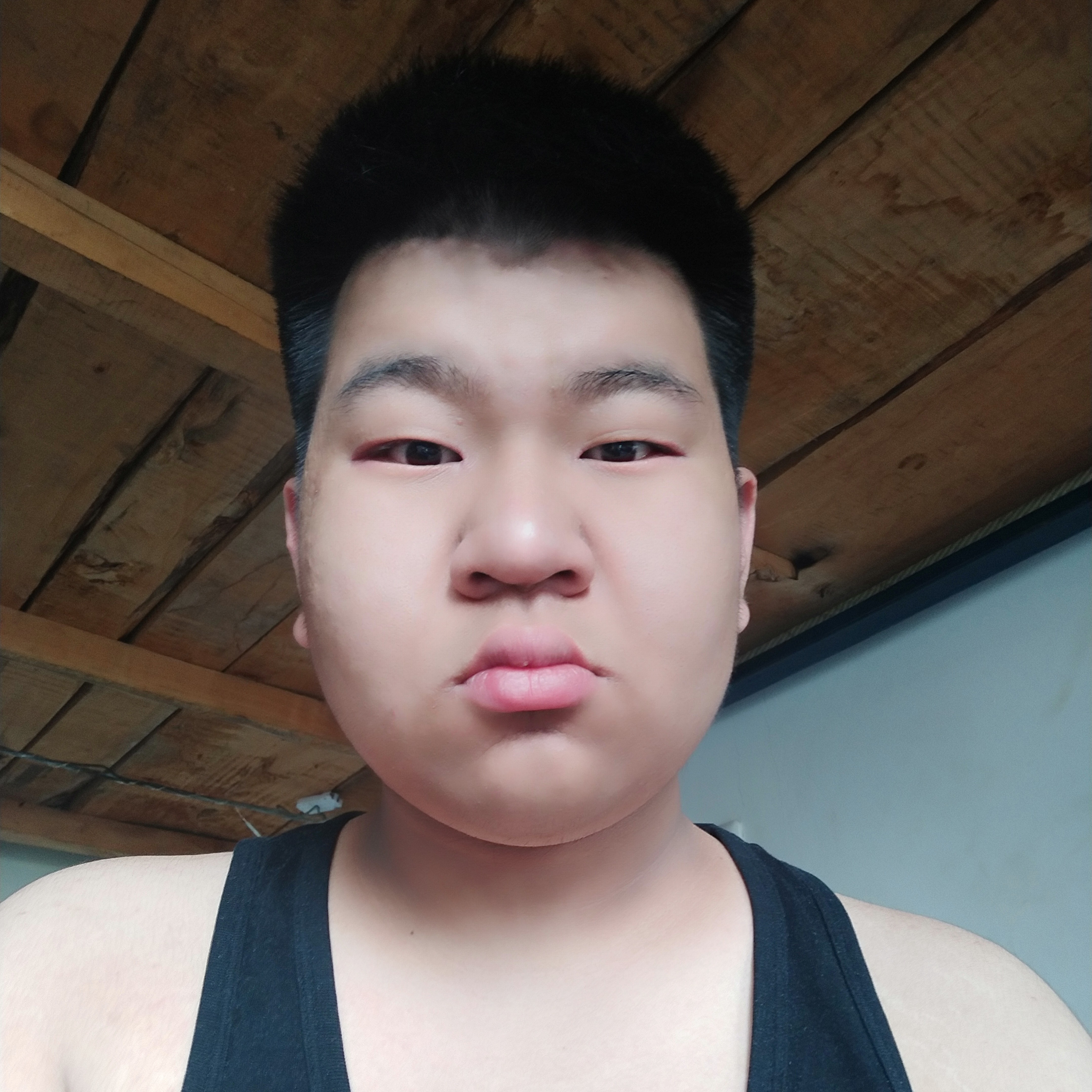 白开水浅吻腼腆的照片