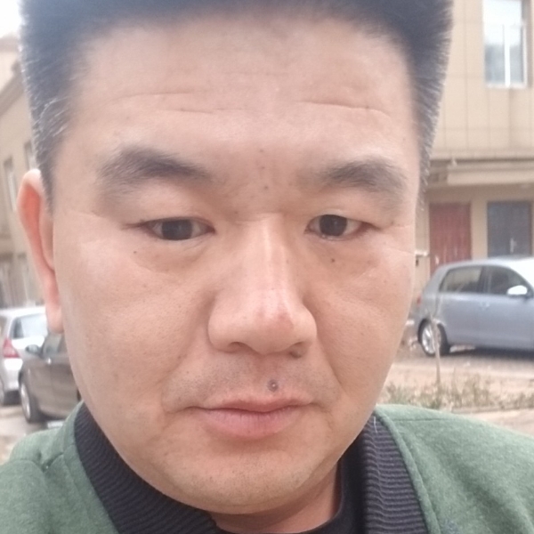 转身（&）微笑的照片