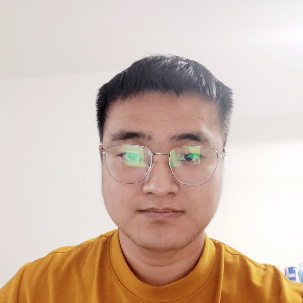 辛勤等待火车的照片
