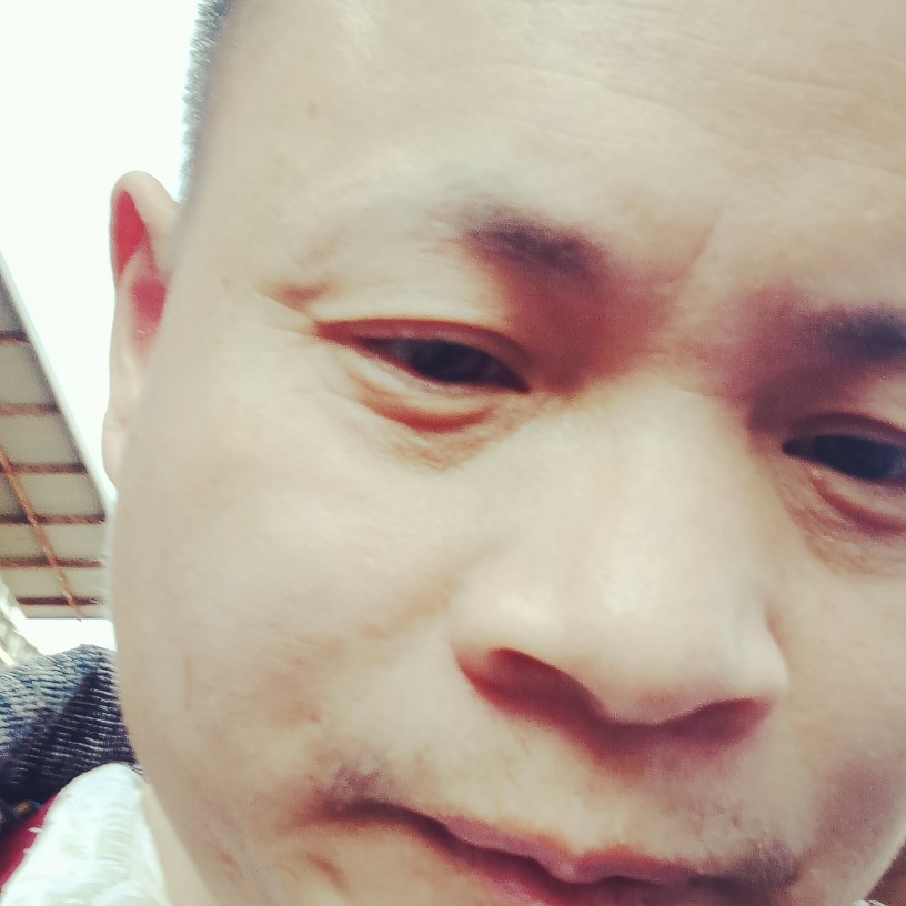 帅气踢草莓的照片