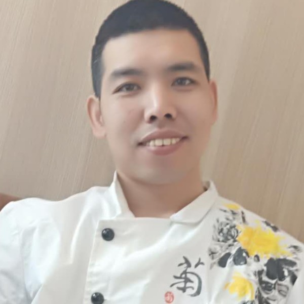 含蓄拿小蝴蝶的照片