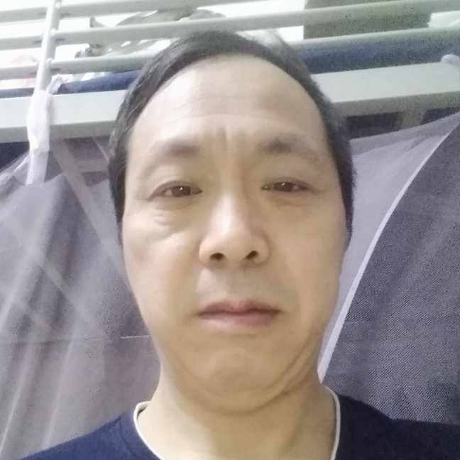 贤惠深拥笑靥的照片